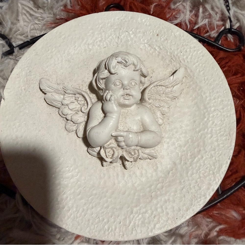 Vertical Wall Mounted 3 Ceramic Cherub Plates Metal Hanger - Picture 3 of 3